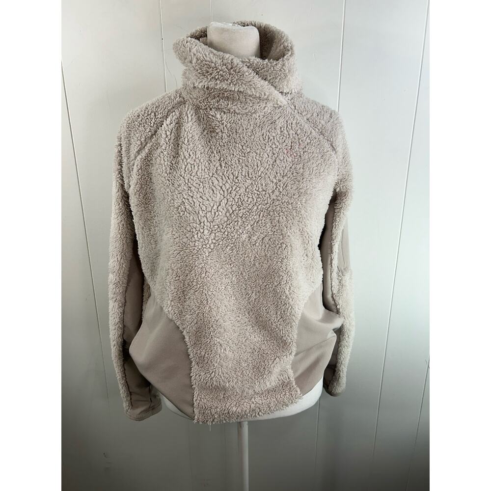 Nike size small women’s fleece Sherpa training top. Has left arm Zipper pocket S